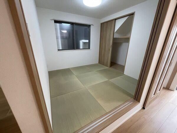 1階、約4.5帖の和室は引き戸でLDKと隣接しています。モダンな正方形の半畳畳が敷かれています。