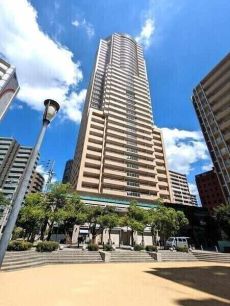 地上35階建タワー型マンション。散策も楽しめる「神戸トアロード」にほど近く、穏やかな住環境です。