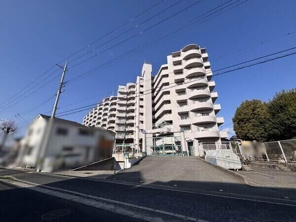 地上10階地下1階建マンション。総戸数は175戸。プールなど、多彩な共用施設が備わっています。