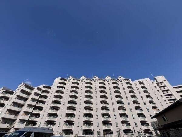 当該住戸は9階部分。2025年10月室内リフォーム実施予定で、気持ちの良い新生活が迎えられます。
