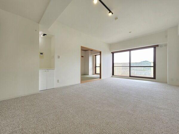 総戸数214戸のSRC造大規模マンションです。地上14階建の11階部分に所在。南向きで陽当り良好。