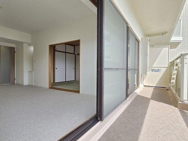 LDと和室の2部屋に跨ったバルコニー。11階部分で前方に高い建物はなく、開放的な眺望を楽しめます。