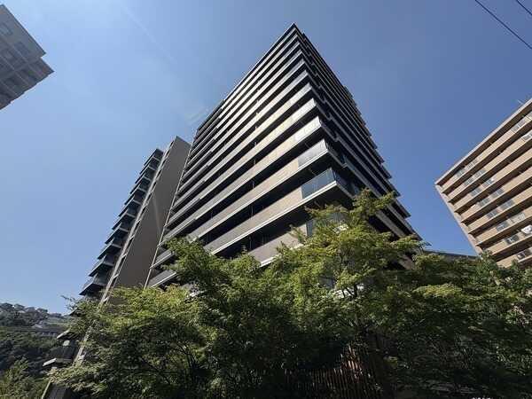 阪急今津線「宝塚」駅徒歩7分、複数沿線利用可能。2018年1月築、地上15階建マンションです。