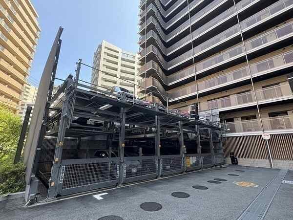 セキュリティ面に配慮された機械式駐車場が設けられています。空き状況や料金などはお問い合わせください。