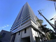 「海岸通」に聳える、地上35階建てのランドマークタワーです。地下鉄海岸線「みなと元町」駅へ徒歩4分。