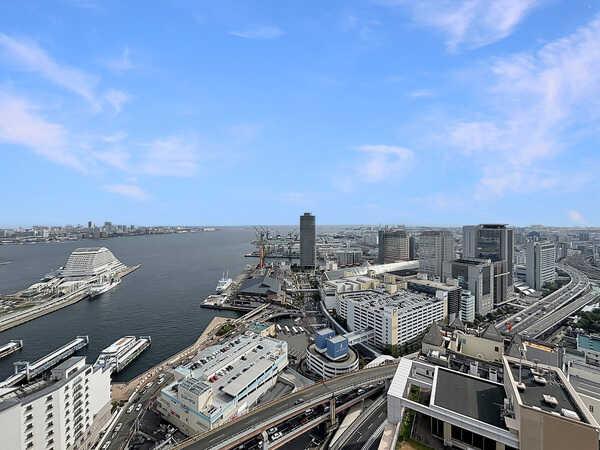 神戸の海が一望できる豊かな眺望(天候次第)。浴室にも窓があり、開放感のあるバスタイムが楽しめます。