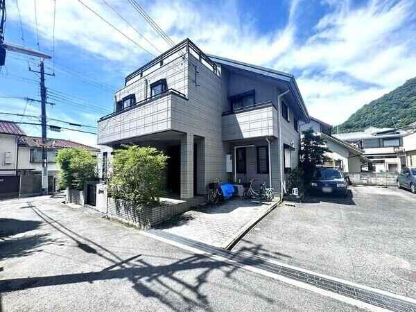 鉄骨造3階建、全居室6帖以上の邸宅。全居室窓付きで、陽当り・通風良好。3階に2面のスカイテラス付き。