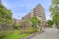 神戸電鉄公園都市線「南ウッディタウン」駅徒歩4分。バス利用でJR福知山線「新三田」駅も利用できます。