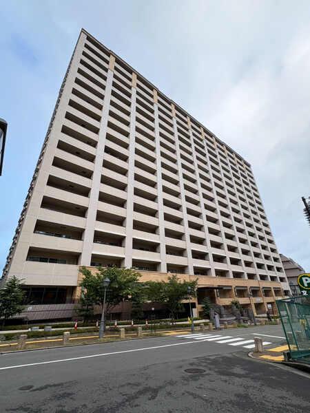 阪急今津線「宝塚南口」駅徒歩5分の立地。大阪や神戸方面へのアクセスがしやすく、通勤・通学に便利です。