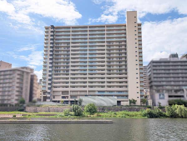 武庫川の辺に建つ地上18階建マンション。徒歩圏内にスーパーや百貨店が揃っている魅力的な住環境です。