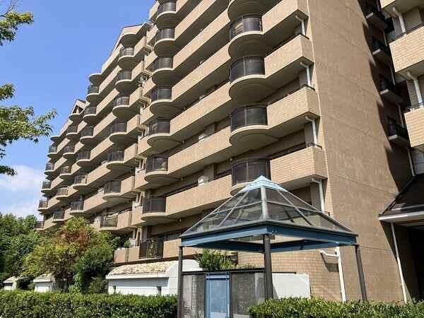 ブラウン系のタイル貼りの外観