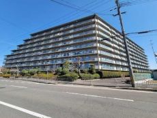総戸数337戸のビッグコミュニティ。地上9階建のRC構造マンションです。当該住戸は4階部分です。