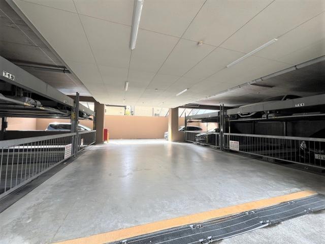 駐車場(共用設備)  写真撮影日：2025-10-20