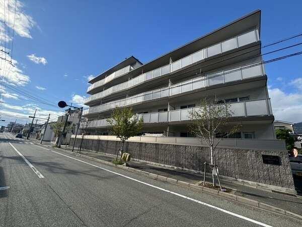 阪神本線「御影」駅徒歩6分、阪神本線「石屋川」駅徒歩3分。通勤・通学など電車移動に便利な立地です。