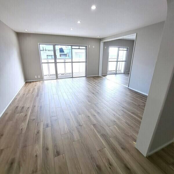 LDKに隣接している約6帖の洋室の引き戸を開放し、24帖超の広々空間として一体利用が可能です。