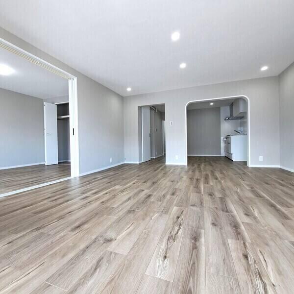 隣接する約6帖の洋室と繋がる引き戸は、来客時は閉めておくなど、シーンに合わせて活用できます。