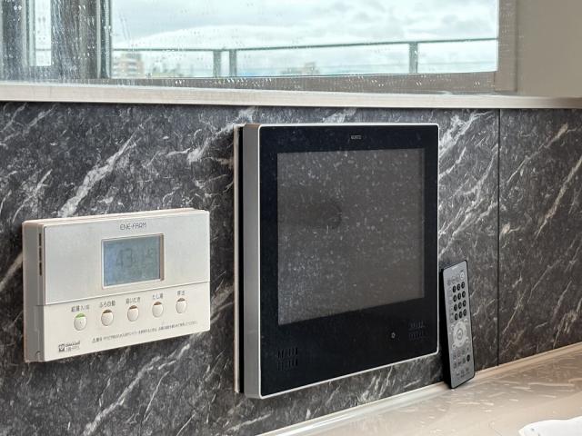 発電・温水設備 浴室テレビ、リモコン  写真撮影日：2025-10-27