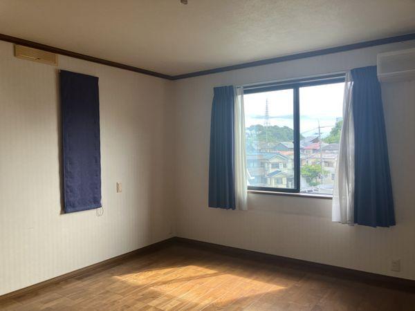 ２階南側洋室約8.7帖(家具・備品等は価格に含まれません)