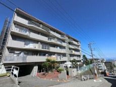 最寄りのバス停「野崎通3丁目」まで徒歩5分。通勤時間帯の運行本数が充実しており、快適に移動できます。