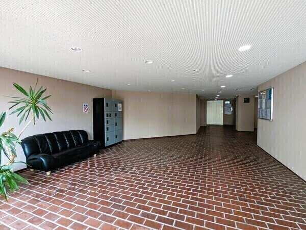 モニタ付きインターホンが備わっています。共用部には、不在時に役立つ宅配ボックスが設けられています。