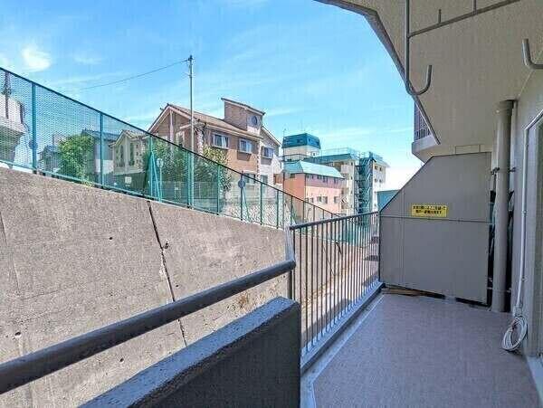 LDKに面した、7.41平米のバルコニー。手すり壁は一部格子タイプのため、採光・通風性も良好です。