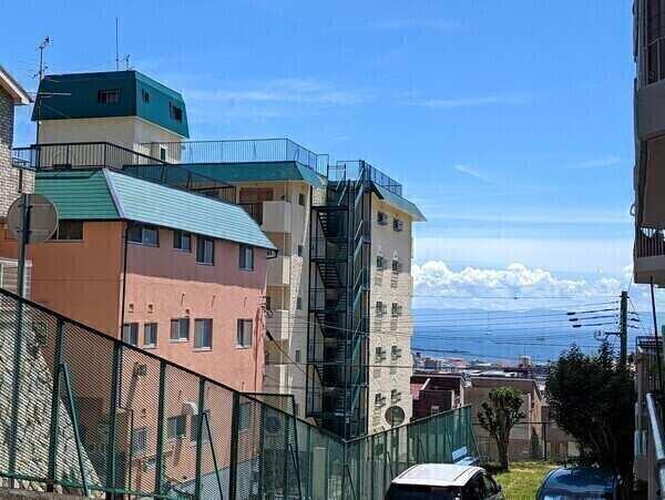 高台に位置しているため、神戸の街並みを見渡せます。晴れた日には気持ちよの良い青空を望めそうです。
