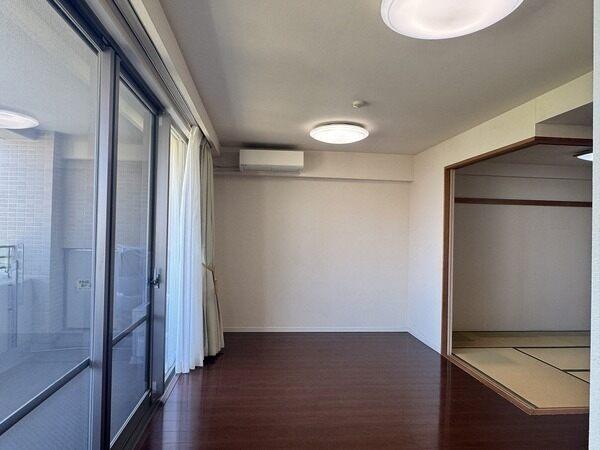 3階、東向き。LDKは約14.2帖、2面採光設計です。バルコニーに面し、陽当り・通風・眺望良好です。