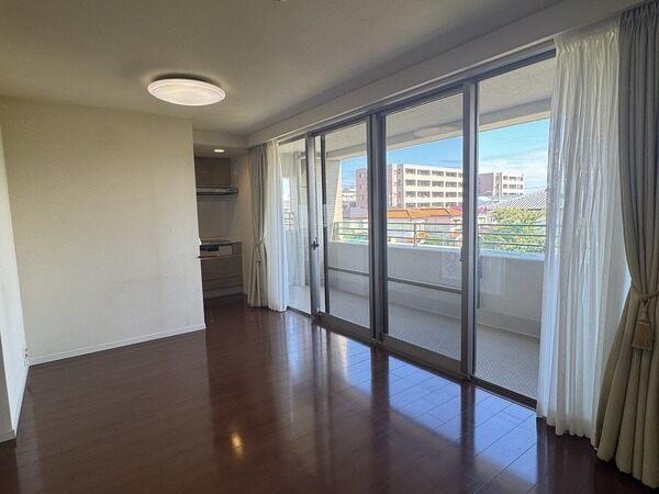 家具配置がしやすく、すっきりとした住空間が叶うアウトポール設計。お部屋作りが楽しめそうです。