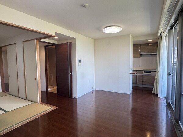 フルフラット設計のため、隣接する和室とも段差なく繋がります。一体利用すると、約20.2帖と広々。