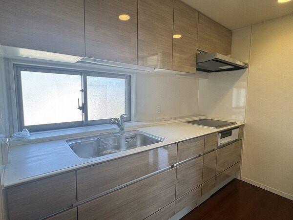 窓があるため、陽光が差し込む明るいキッチンでお料理ができます。窓を開けて自然換気も可能です。