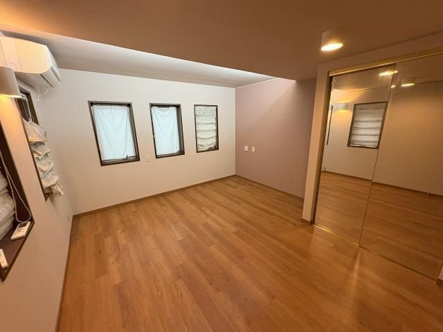 リビング以外の居室  写真撮影日：2025-11-02