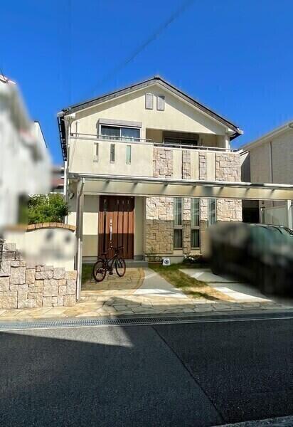 2015年10月建築の2階建住宅、2台駐車可(車種による)。お子さまの教育環境が充実したエリアです。