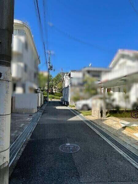 南側接道につき陽当り良好。阪急今津線「甲東園」駅まで徒歩14分。子育て・買い物環境も充実しています。