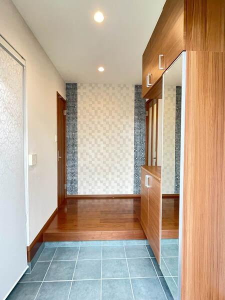 玄関にはシューズクロークが備え付けられています。アウトドア用品やベビーカーなど収納可能です。