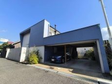 阪急神戸線「芦屋川」駅徒歩12分の立地。土地面積94坪超×建物面積53坪超のゆとりある住まいです。