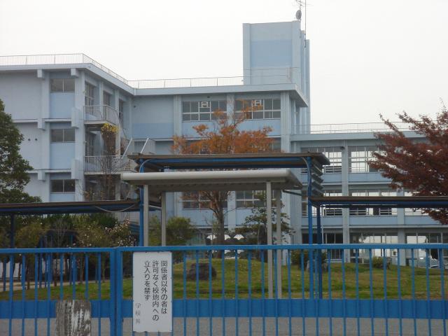 緑が丘中学校 1070m 写真撮影日：2025-11-15