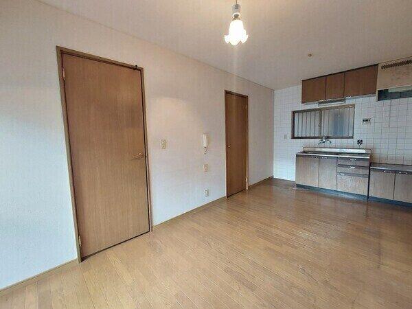 陽当り・通風良好な住まい。DKにご家族の笑顔が集います。水回りが集約され、家事動線も良好です。