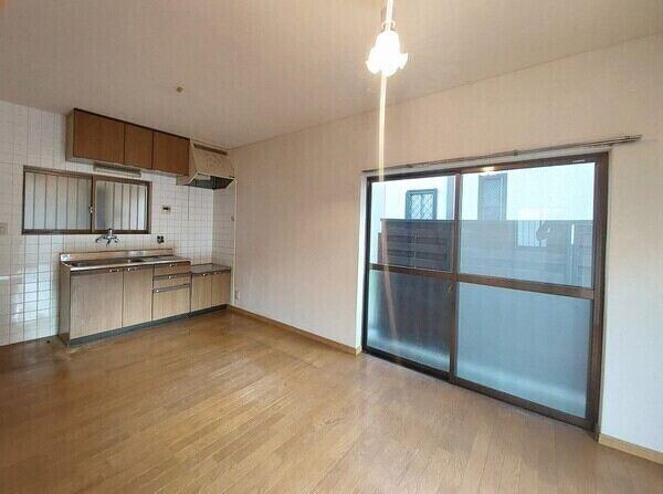 DKは明るい3面採光設計(西・南・東)。現況空き家につき、ご連絡いただければいつでもご内覧可能です。