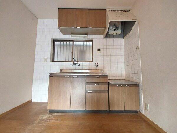 空間が有効活用できる壁付けタイプのキッチン。上吊戸棚付きで収納豊富です。正面に窓があり、換気も可能。