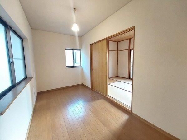 2階の洋室は隣の和室と引き戸で繋がっています。引き戸の開放すると、広い一体空間としても活用できます。