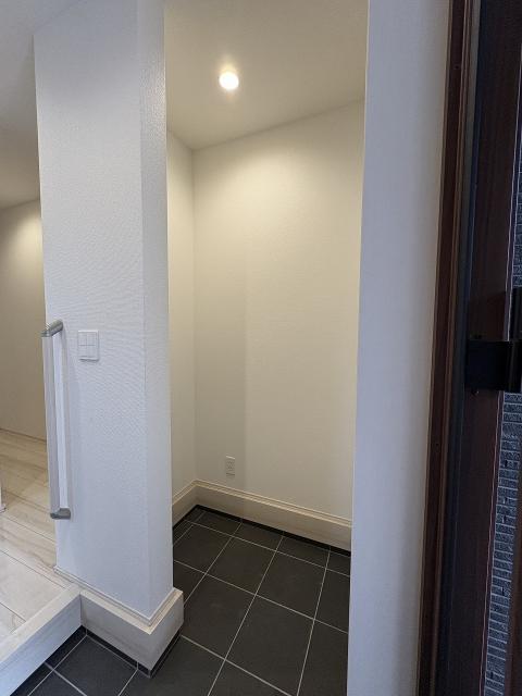 玄関  写真撮影日：2025-12-01