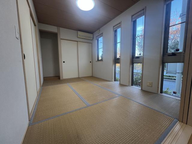 リビング以外の居室  写真撮影日：2025-12-04