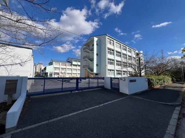 井吹の丘小学校 270m 写真撮影日：2025-12-04