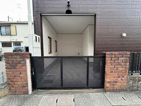 ハイルーフ車も駐車可能な車庫が設けられています(車種制限あり)。車庫の前に開閉式の門扉がございます。