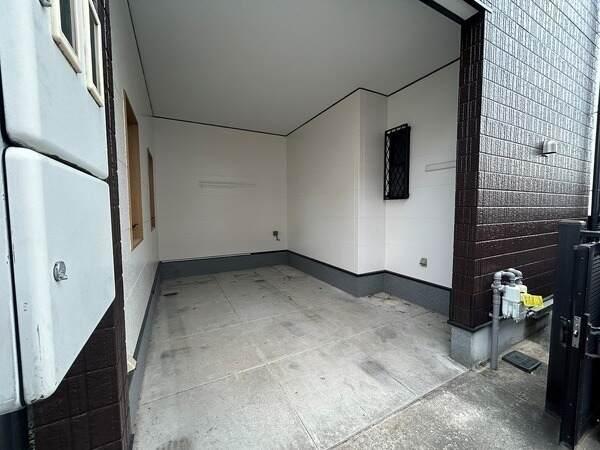 大切なお車を雨風から守り、快適なカーライフをサポート。約6m幅公道に面し、お車の出し入れもスムーズ。