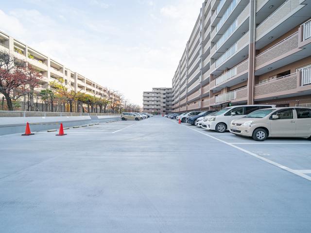 駐車場(共用設備)  写真撮影日：2025-12-08