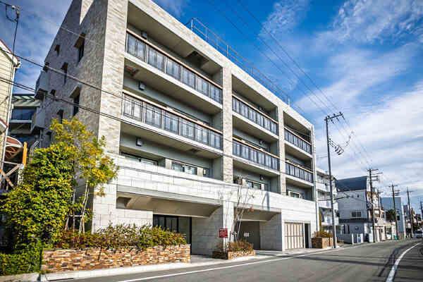 RC造地上4階地下1階建。阪急神戸線「夙川」駅徒歩7分など、複数路線利用可能な交通利便性良好な立地。