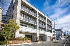 RC造地上4階地下1階建。阪急神戸線「夙川」駅徒歩7分など、複数路線利用可能な交通利便性良好な立地。