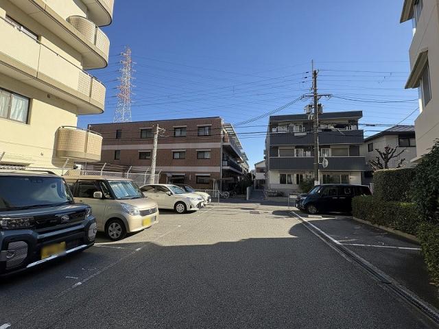 駐車場(共用設備)  写真撮影日：2025-12-11