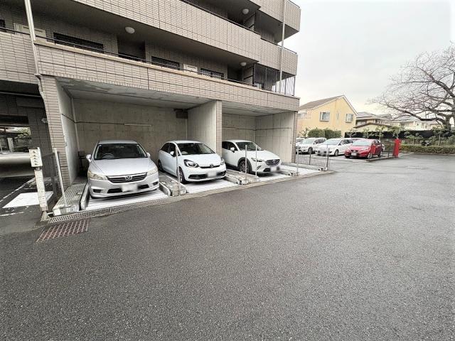 駐車場(共用設備)  写真撮影日：2025-12-25